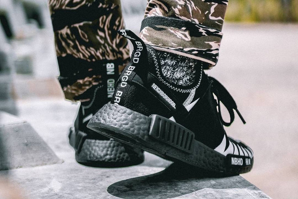 How To Lace Your Sneakers / Swap Your Shoe Laces : ADIDAS NMD R1 Neighborhood x ADIDAS Originals